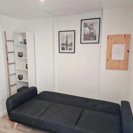 Apartament Charment Proche Paris 15 *